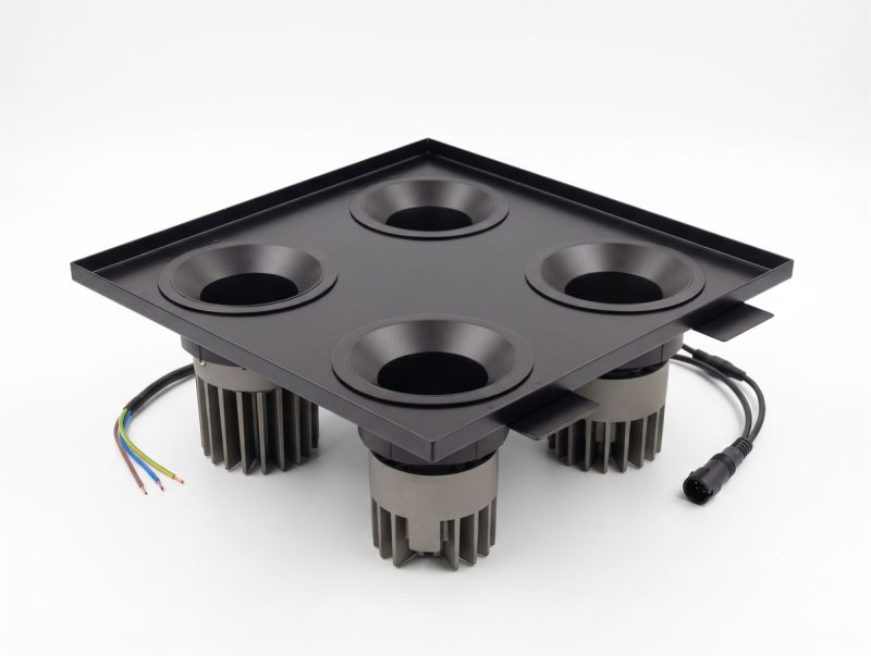 Schoenherr - Empfangsbereich 4er Leuchte, 80W, 3K, DALI Pulverbeschichtet Weiß RAL 9016 matt, höhenverstellbar, Weiße LED Reflektoren - Bild 1
